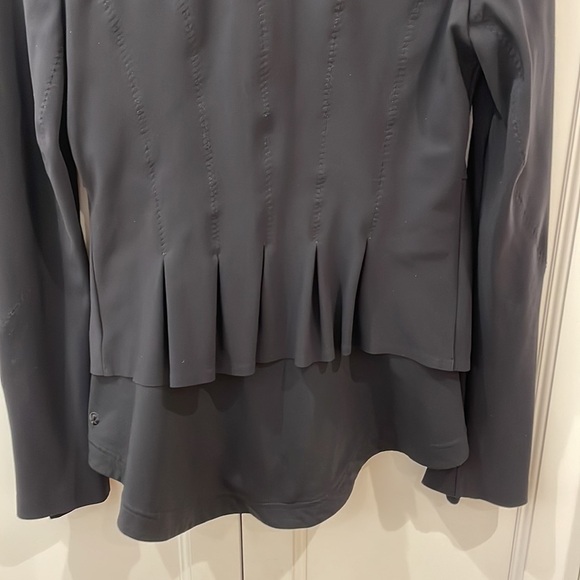 Lululemon Black Asymmetrical Zip Jacket—Zippered Sleeve Detail—Like New! Size 6? - Picture 8 of 10
